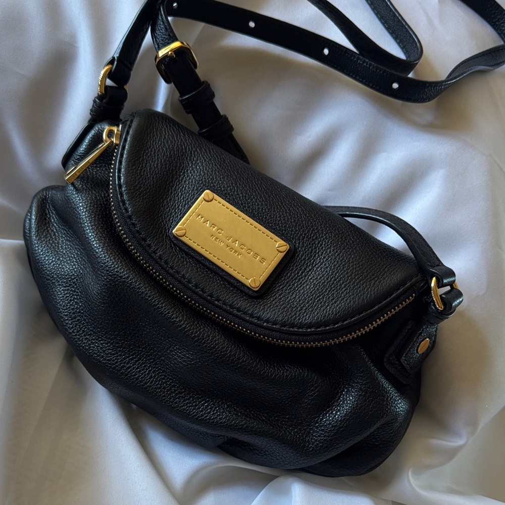 Marc Jacobs Classic Q Mini Natasha crossbody bag in black pebbled leather